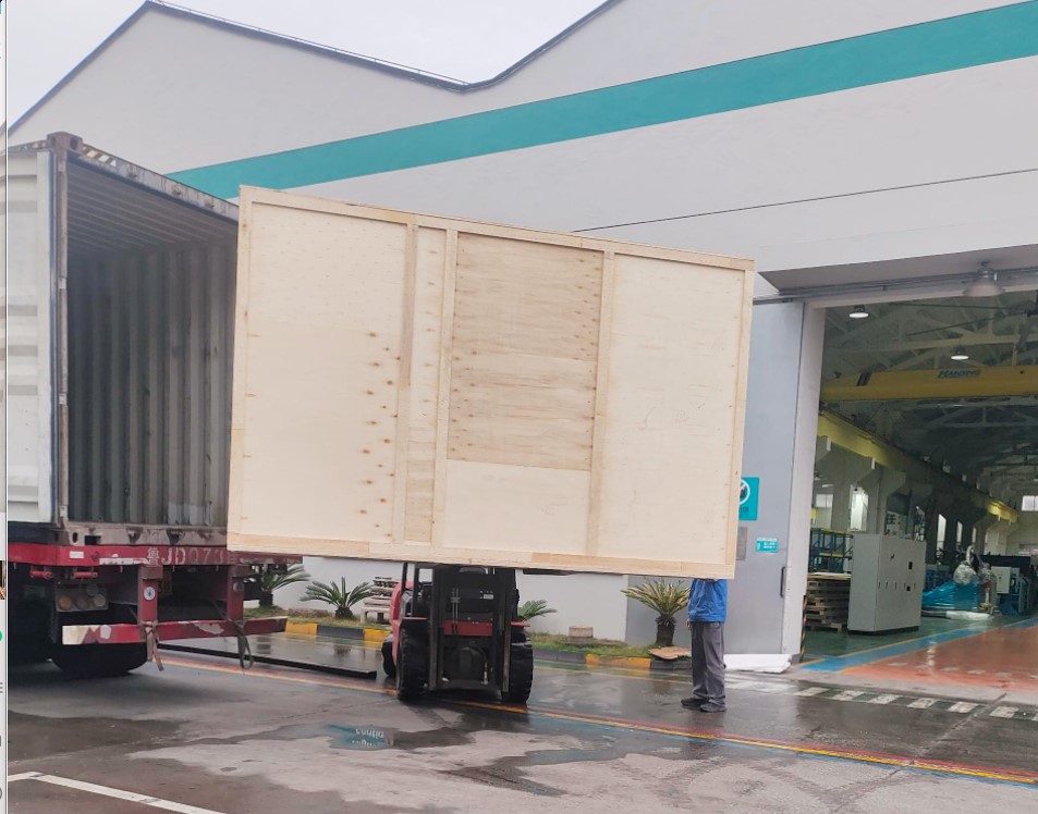 汉鼎EXT180大型挤出生产线装箱发运海外